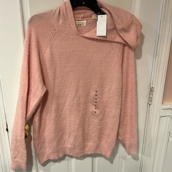 Pink fuzzy sweater with good - Picture 1 of 3